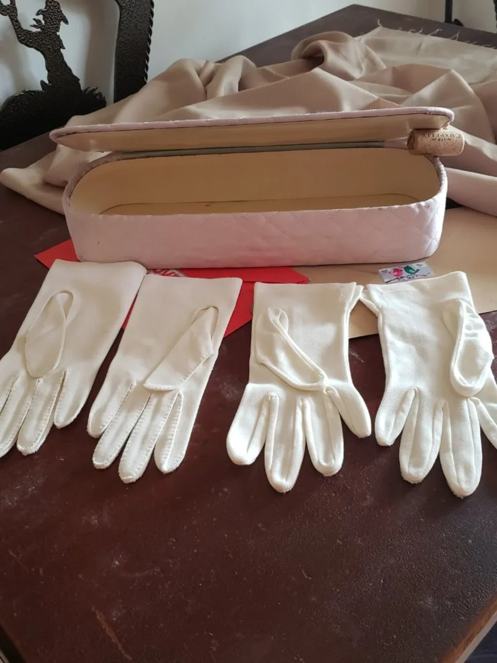 VINTAGE GLOVE BOX AND 2 PAIR OF WHITE VINTAGE VAN RAALTE AND FOWNES GLOVES